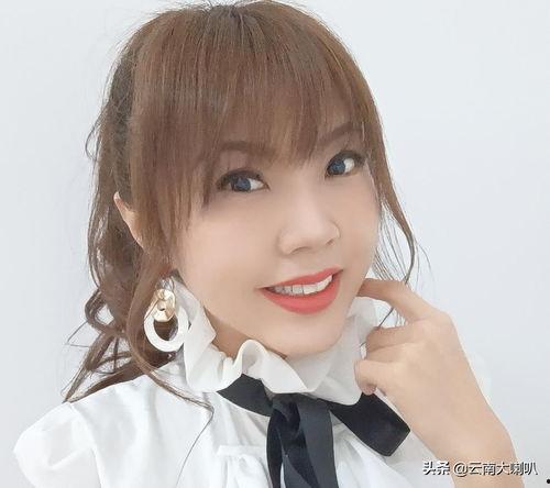 娱乐吃瓜壁纸图片可爱女,可爱女生娱乐吃瓜壁纸，带你领略青春活力